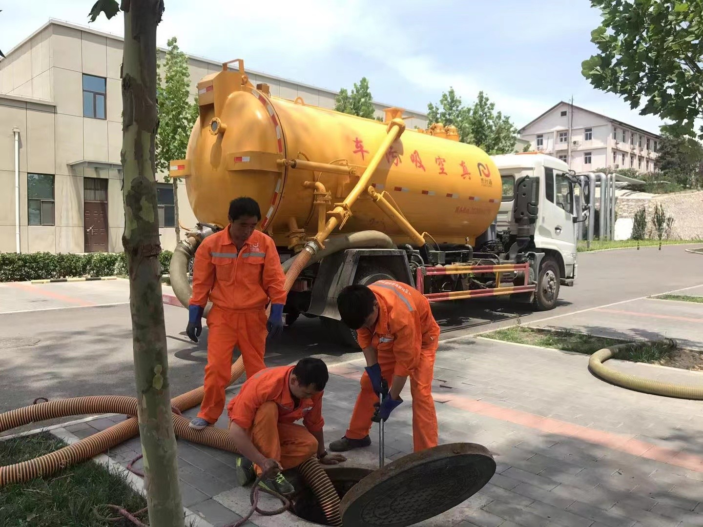 宾川管道疏通车停在窨井附近