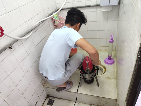 宾川肥皂掉到马桶里把马桶堵住了怎么办？马桶堵住了怎么办