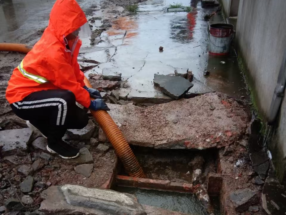 宾川专业清理污水池 炜誉市政以规范流程守护城市 “肠道”