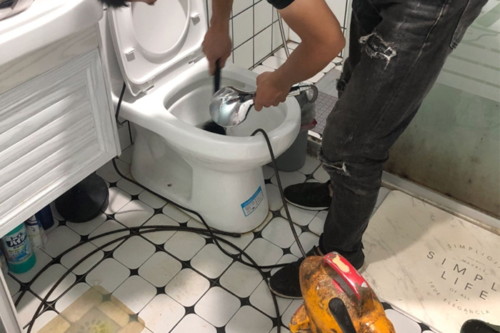 宾川马桶堵塞自己疏通还是找师傅？专业上门服务让你省时更省心